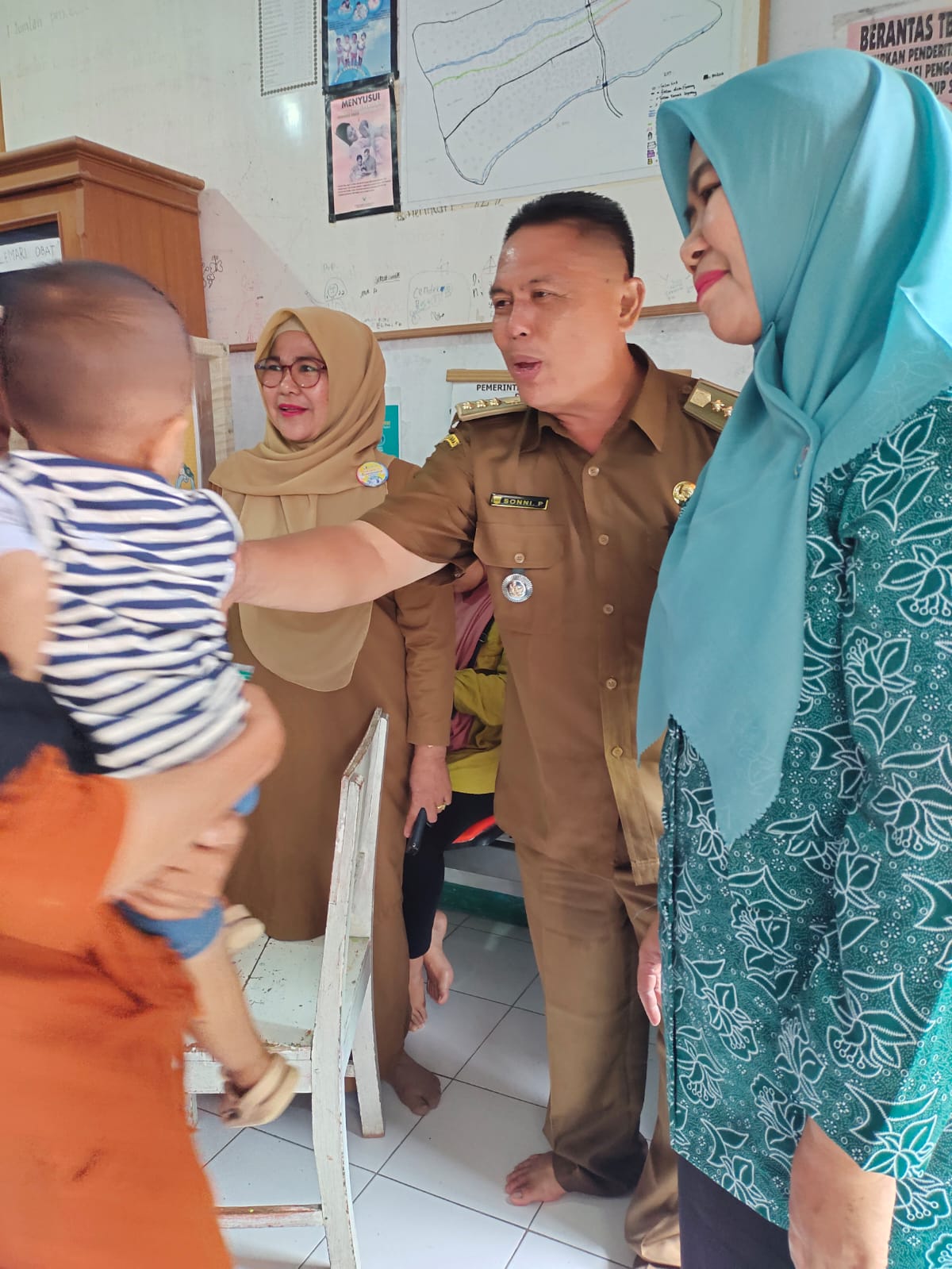 Monitoring Pelaksanaan Crash Program Imunisasi Polio oleh Camat Koto Parik Gadang Diateh.